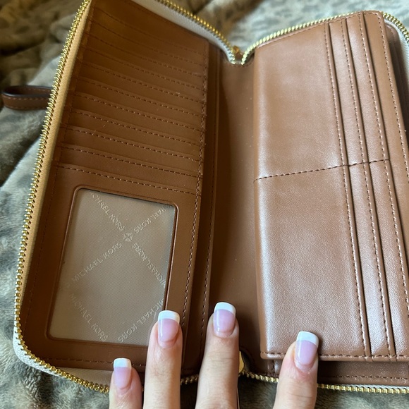 This is a Michael Kors wallet. Used once, practically brand new condition - Picture 3 of 8